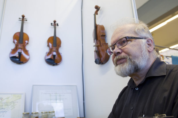 Jaakko Mäkelä esitteli viulujaan elokuisessa Pälkäne tuottaa ja palvelee -näyttelyssä. 