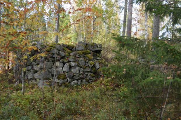 Verkkojärven Matin sata vuotta sitten kasaamat kivimuurit uhmaavat yhä aikaa.
