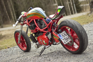 Moottoripyörät ovat Nestori Leppäselle mieluista maalattavaa. Tämä luomus on saavuttanut näyttelymenestystäkin. Kuva: Nestori Leppäsen arkisto