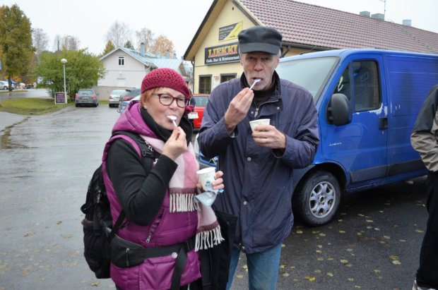 Aitoossa mökkeilevät Ritva ja Markku Hannila tykkäsivät sekä jäätelöstä että siitä, kun syksylläkin on tapahtumia.