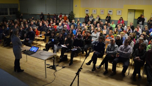 Infotilaisuus turvapaikanhakijoiden ottamisesta Pälkäneelle toi Honkalaan 150 kuulijaa.