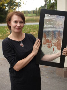 Katja Rauhamäki teki taidetta mummulastaan otetusta valokuvasta.