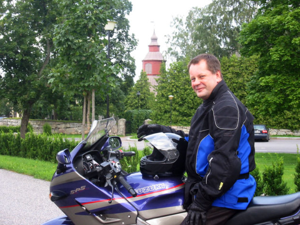 Kirkkoherra Vesa Tuominen harrastaa kirjoittamisen lisäksi puutarhanhoitoa ja moottoripyöräilyä. 