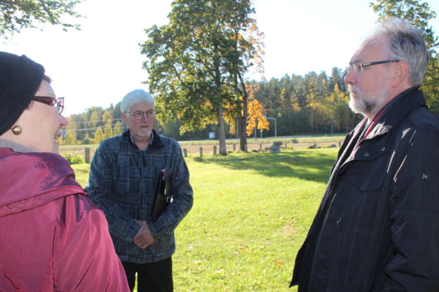 Museoviraston pääjohtaja Juhani Kostet (oikealla) vieraili lokakuun alussa Pälkäneellä. Rauni Tiililä ja Asko Valkama keskustelivat hänen kanssaanVanhankirkon tulevaisuudesta. kanssa