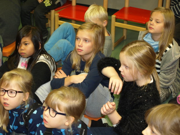 Viisivuotiaat kaksossisarukset Elea  (edessä vasemmalla) ja Helmiina Lindgren olivat innokkaimpia kuulijoita, kun Elina Peltonen luki lapsille satuja Sahalahden kirjastolla pidetyssä pannukakkuillassa. Tarinat Atte-ankasta ja hänen ystävistään sekä Hilarius-hiirestä ja Loru-Liisasta miltei naulitsivat tytöt lattialle satutädin jalkojen juureen. Tytöt saavat nauttia satujen kuuntelemisesta kotonakin. Peppi Pitkätossu on Elean ja Helmiinan yksi suosikki, myös tietopohjaiset luontokirjat kiinnostavat heitä. 
