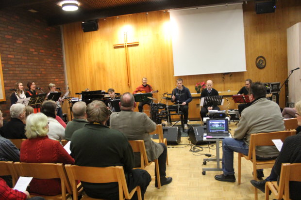 Bändin kokoonpano vaihtelee. Julkistamiskonsertissa esiintyivät laulajat Marianne Haataja, Sari Vesto ja Anu Potkonen, flyygelin ääressä Sirpa-Liisa Suova-Huuhka. Harmonikkaa soittaa Kaisa Aalto, kitaraa Janne Vesto, rumpuja Timo Koskela, saksofona Jarmo Kokkolaja ja bassoa Jussi Manninen. 