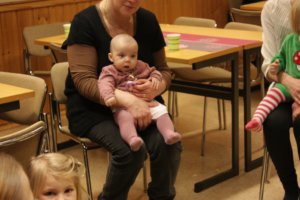 Päivi Girenin sylissä muskarihetkessä Sanna Hermusen vuonna 2015 syntynyt Saaga. Luopioisiin syntyi viime vuonna 11 vauvaa. Vanhan Pälkäneen puolelle vauvoja syntyi 41. 