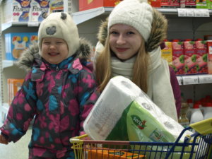 Aino Peltolan pikkukärryä täyttivät talouspaperi ja mehu. Ostoksilla mukana Elli Kykkänen (oikealla).