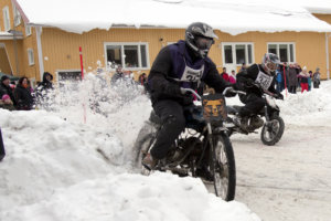 Juhani Tainio kuittaa sisältä ohi, kun Jarmo Mäkinen pöllyttää hankea.