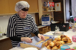 Päivikki Virtanen opastaa, jos jauhopeukaloiden tekee mieli osallistua myyjäistalkoisiin.