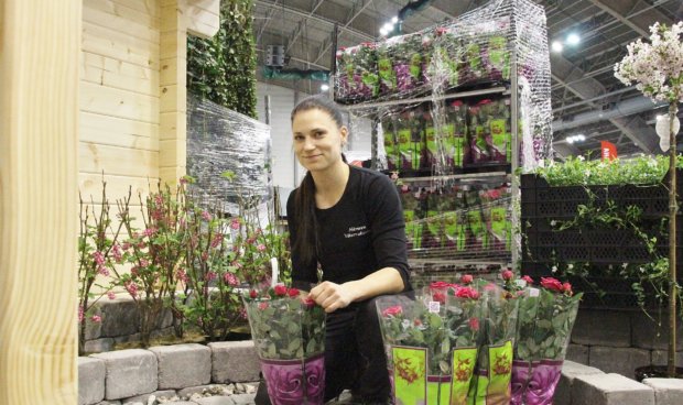 Hämeen Viherrakennus Oy:n messuosasto viimeistellään maalaisromanttiseen tyyliin sopivilla kukilla. – Tyyliin sopivia kukkia ja kasveja ovat esimerkiksi ruusut ja hortensiat, Mira Riihelä kertoo.
