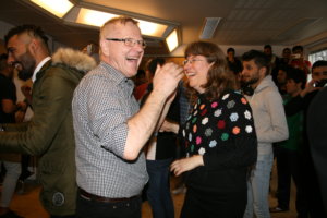 Lähtöjuhlan tanssilattialla meno oli vauhdikasta. Vapaaehtoisista siellä viihtyivät muun muassa kangasalalaiset Aimo Salo ja Minna Hytönen.