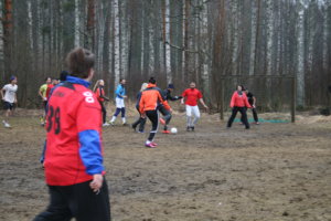 Lähtöjuhlan jalkapallo-ottelussa turvapaikanhakijat pelasivat suomalaisista vapaaehtoisista ja työntekijöistä koostuvaa joukkuetta vastaan. Lopuksi peli meni "muuttohaukkojen" mutapainiksi.