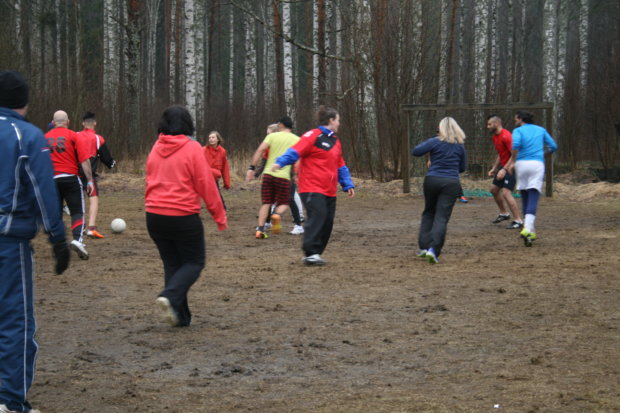 Lähtöjuhlan jalkapallo-ottelussa turvapaikanhakijat pelasivat suomalaisista vapaaehtoisista ja työntekijöistä koostuvaa joukkuetta vastaan. Lopuksi peli meni "muuttohaukkojen" mutapainiksi.