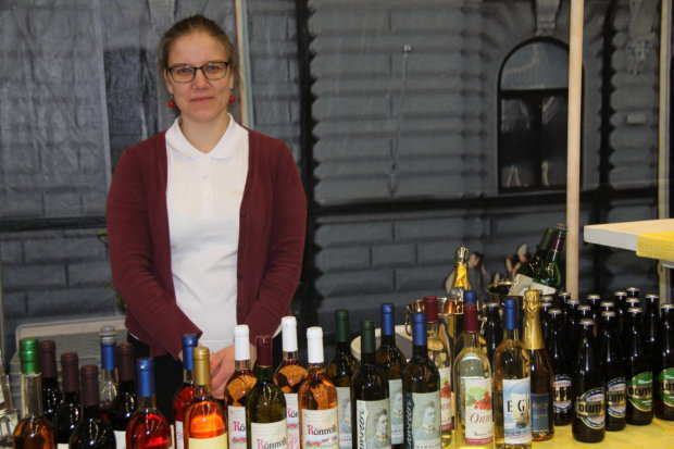 Lotta Salminen opiskelee viinintuotantoa Lepaalla. Supermessuilla hän huolehti pälkäneläisen Rönnvikin viinitilan osastosta.