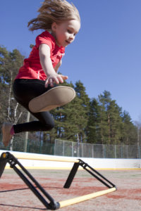 Emma Syrjänen harjoittelee kolmiloikkaa matalien aitojen yli.