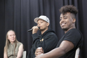 Punaisesta ristin Pälkäneen osaston puolesta rap-artistien kouluvierailua järjestellyt Anja Mattila-Tolvanen (vasemmalla) toivoi, että nuoret veisivät suvaitsevaisuuden sanomaa myös aikuisille.