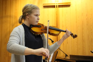 Anna Laakso opiskelee viulunsoittoa jo opistotasolla.