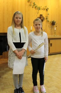 Sara ja Noora Iivonen esittivät yhdessä kappaleen Lohikäärme Puff. Noora soittaa huilua ja Sara pianoa.