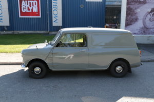 Mobilian tämän vuoden ”Pakettiraketit” näyttelystä löytyy  mielenkiintoinen AUSTIN Mini Van vuosimallia 1967. Miniä valmisti Austin ja Morris-tehtaat. Kumpikin tehdas markkinoi tuotteensa oman myyntiverkostonsa kautta. Suomessa auton saattoi ostaa Oy Voimavaunu Ab:stä Morriksena ja Oy Veho Ab:stä Austinina. Auton omistaja, Petri Niemenmaa hankki Minin nostalgisista syistä.  Lapsuuden kodissa 1960-luvun alussa oli ensimmäisenä autona vastaavanlainen Mini Van. 