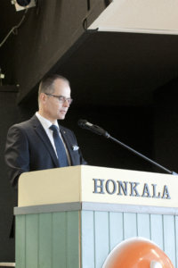 Olli Lehtilä puhui paikallispankin satavuotisjuhlassa.