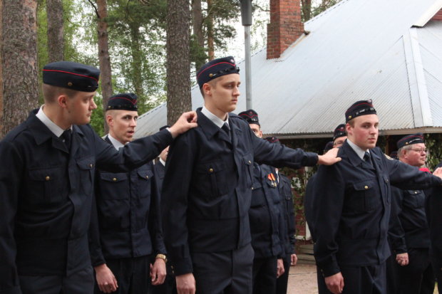 Palokuntalaisuus kulkee usein perheissä ja suvuissa. Kuvassa nuoret hälytysosastolaiset Aukusti ja Hermanni Koivisto (edessä) ja Valtteri ja Verneri Vuori (takana ja oikealla).