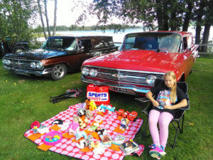 Niina Lehtinen piti autonsa edessä picknick-kirppistä. Tyttö myi muun muassa pehmoleluja. 