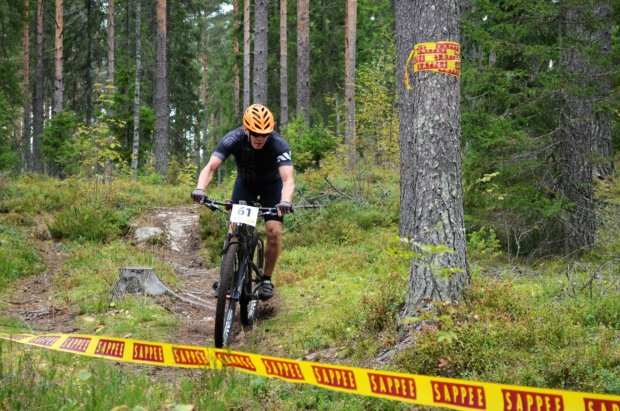 38 kilometrin matkalla kuudenneksi polkenut Pälkäneen Jarkko Helminen tyylittelee Sappeenvuoren polulla.