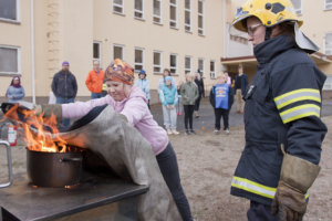 Kolmasluokkalainen Heidi tukahdutti liekit sammutuspeitteellä.