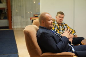 Puolueihteerin vierailun aikana juteltiin pääasiassa tulevista kuntavaaleista ja niihin valmistautumisesta. Kuvassa Janne Pesosen takana Jussi Haavisto. 