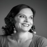 Anna-Leena Härkönen on kirjan ja ruusun päivän nimikkokirjailija