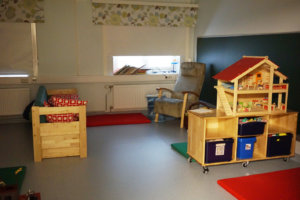 Satu- ja lepohuone remontoitiin entiseen kolmos-nelosluokkaan. Lasten nukkumapaikat jäävät kuvan ulkopuolelle huoneen vasempaan laitaan. 
