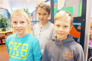 Valtteri Raatikainen, Thomas Saarinen ja Rasmus Johansson ovat Kostian koulun 5B-luokkalaisia. ¬ –Navetta-aiheisia töitä oli kiva tehdä, poikatrio miettii. 