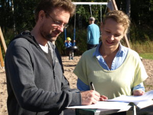 Pia Paakkunainen-Taylor keräsi nimiä kannatusyhdistyksen listoille. Nimeään kirjoittamassa Tommi Lindström.