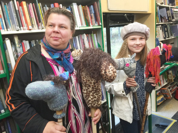 Anne Mäkelä ja Venla Nuuttila rakensivat kirjastoautolle hauskan kulttuuritapahtuman. Keppihevosnäyttelyn yhteydessä kuultiin Mäkelän runoja. 