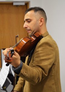 Irakin levottomat olot ajavat myös taiteilijoita hakemaan turvapaikkaa. Samer Saad on soittanut viulua maan kansallisessa sinfoniaorkesterissa.