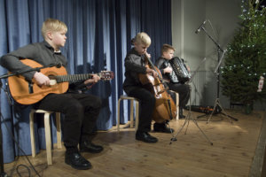 Uudet nuijanmäkeläiset Risto, Martti ja Aleksi Pätiälä soittivat joululauluja.
