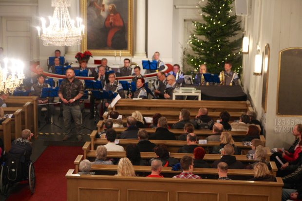 Keskustorin Vanhassa kirkossa on jo useana vuonna pidetty joulun alla Bikerien Joulukirkko -tapahtuma. Se on isänmaallinen konserttitilaisuus ja veti penkit täyteen tänäkin vuonna. Kuva: Juuso Laitinen.