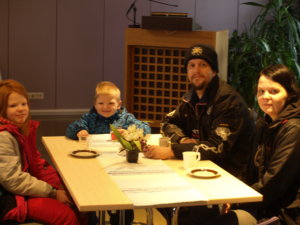 Emilia Lehtinen (vasemmalla), Jimi Lehtinen, Matti Selander ja Sanna Virkkunen ruokailutauolla seurakuntatalolla.