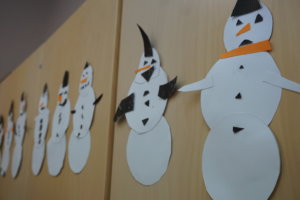 Valmistavan opetuksen oppilaat ovat päässeet askartelemaan muun muassa lumiukkoja. 