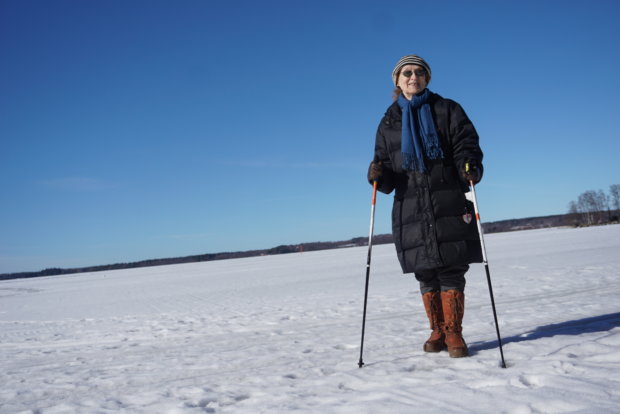 Liisa Muhonen sauvakäveli viime viikon keskiviikkona Mallasveden jäällä Pakanrannassa.  