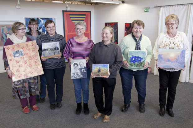 Irene Karanka (toinen vasemmalta) vetää Luopioisten maalausryhmää. Talven aikana syntyneitä teoksia on esillä huhtikuun ajan Mikkolan Navetalla.
