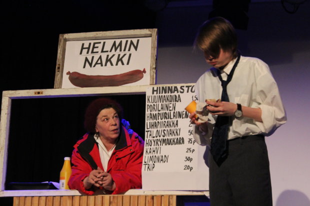 Helmin Nakin Helmi Halaja (Oili Äijälä) pelastaa kylmään yöhön joutuneen Raimo Kytöniemen (Pyry Vaismaa). 