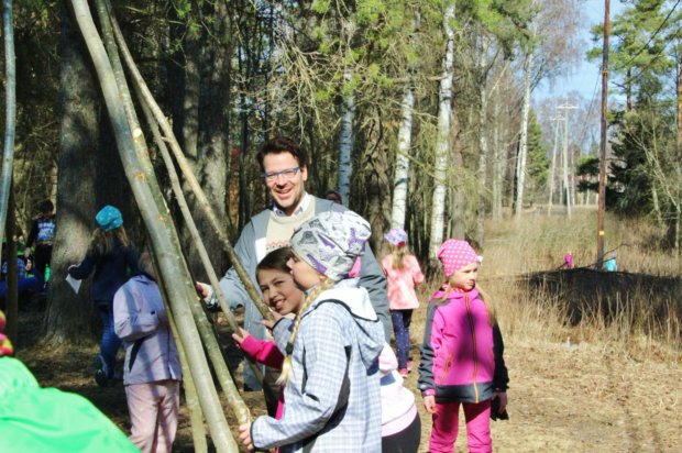 Ville Niinistö antoi hetkeksi auttavat kätensä Raikun koulun oppilaille, jotka rakentavat koulun lähimetsään ulkoliikuntapuistoa.