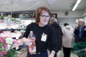 Uudistuneen K-Market Järvikansan avajaisia vietettiin torstaina. Kauppias Margit Tuomola tarjosi juhlan kunniaksi mansikkasiideriä ja suklaasydämiä.