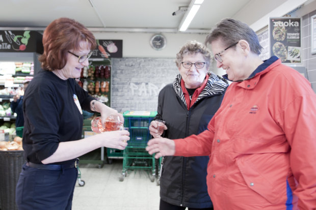 Uudistuneen K-Market Järvikansan avajaisia vietettiin torstaina. Kauppias Margit Tuomola tarjosi juhlan kunniaksi mansikkasiideriä ja suklaasydämiä.
