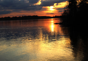 Auringonlasku järvimaisema