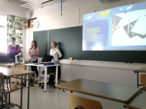 Sanna Hämäläinen (vasemmalla), Taina Pelkonen (keskellä) ja Jenna Haapala (oikealla) olivat kertomassa Pälkäneen lukiolaisille oman talouden hallinnasta.