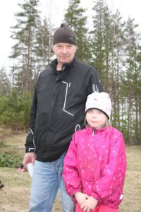 Milla Harjula osallistui maastocupissa 9-vuotiaiden sarjaan. Isä Antti Rantala oli kannustamassa.