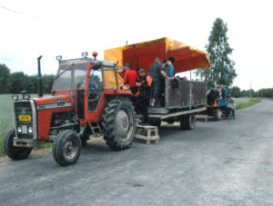 Alkuvuosina lavana palveli traktorin kärry.